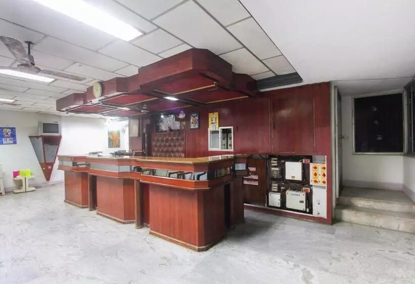 Hotelli Oyo 71275 Lingam S Lodge