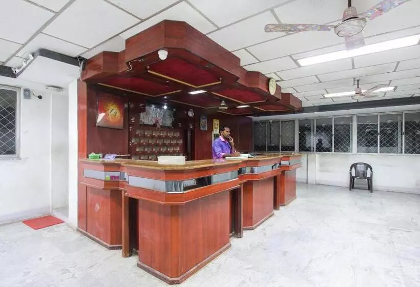 Hotelli Oyo 71275 Lingam S Lodge
