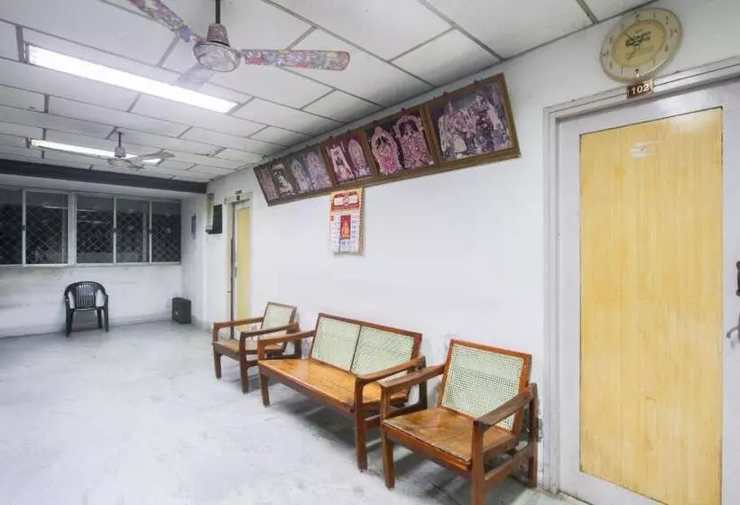 Hotelli Oyo 71275 Lingam S Lodge