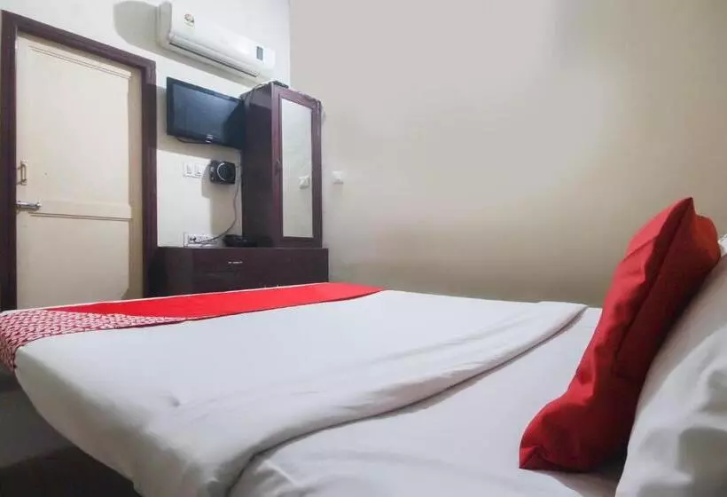 Hotelli Oyo 71275 Lingam S Lodge