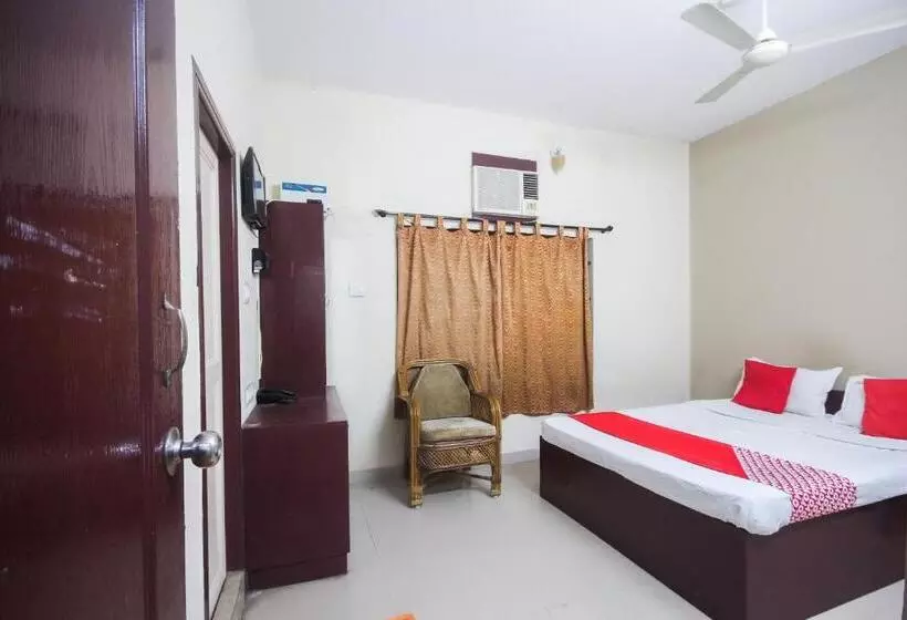 Hotelli Oyo 71275 Lingam S Lodge