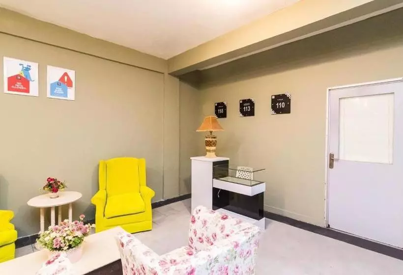 Hotelli Oyo Life 2096 Ginka