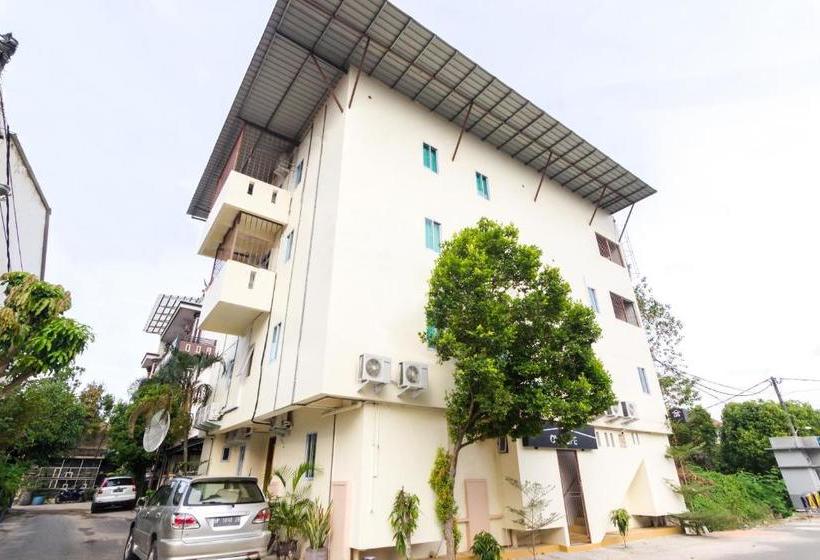 בית מלון כפרי Oyo Life 2485 Darisa Marshall Kost Syariah