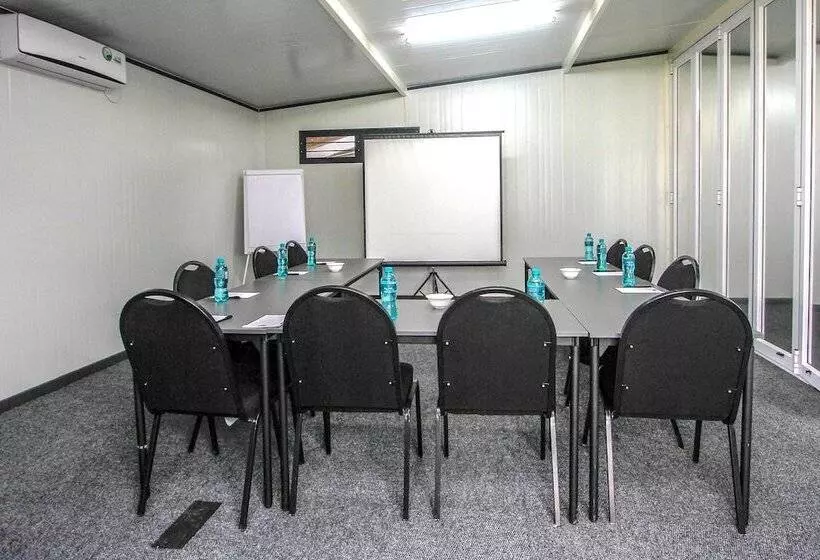 ホテル Sleepover Lanseria