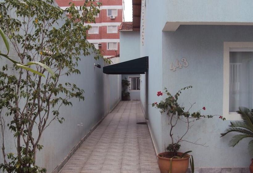 פנסיון Beach House P.g Hostel