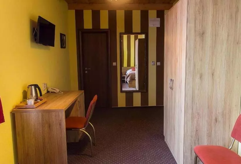 Majatalo Pivnica A Penzion Pri Studni