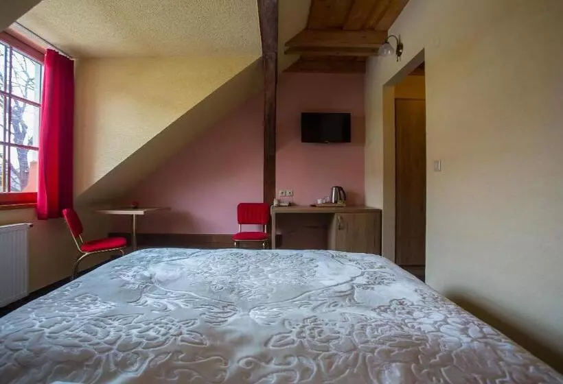 Majatalo Pivnica A Penzion Pri Studni