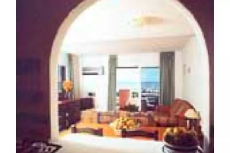 Apartamentos Playa Chica Beach Club