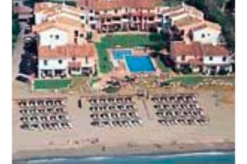 Apartamentos Playa Chica Beach Club