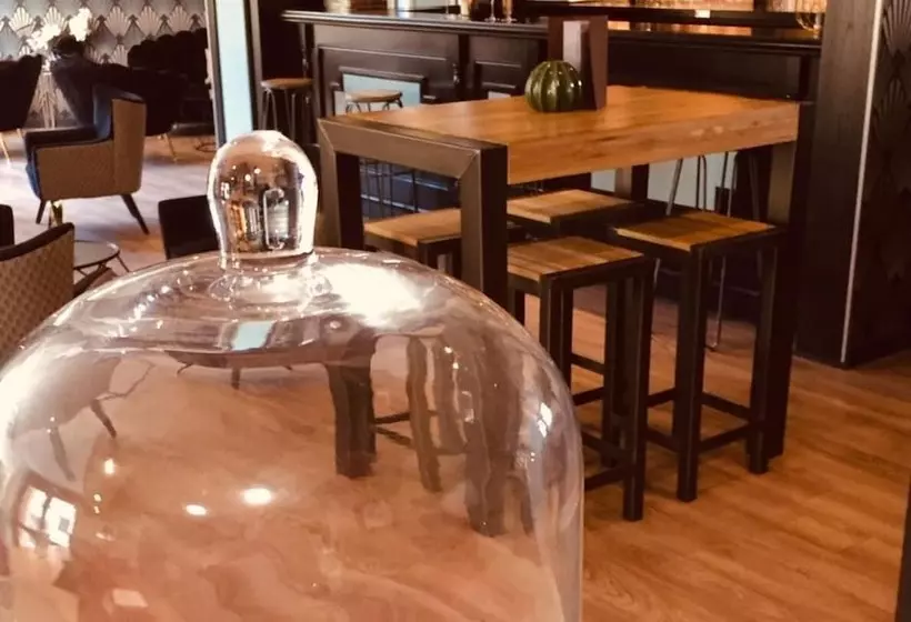 Отель Le Cardinal Rueil Centre