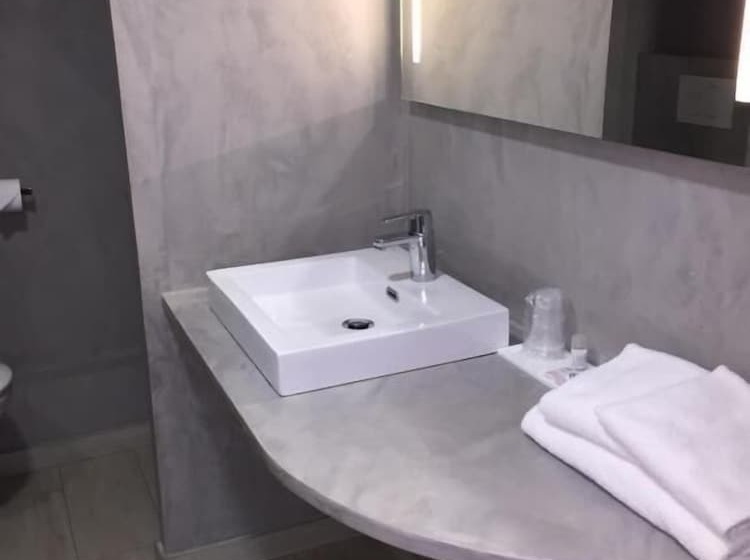 هتل Le Cardinal Rueil Centre