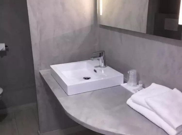 Отель Le Cardinal Rueil Centre