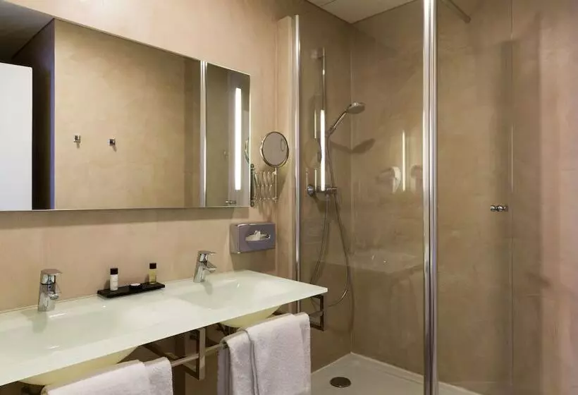 Отель Le Cardinal Rueil Centre