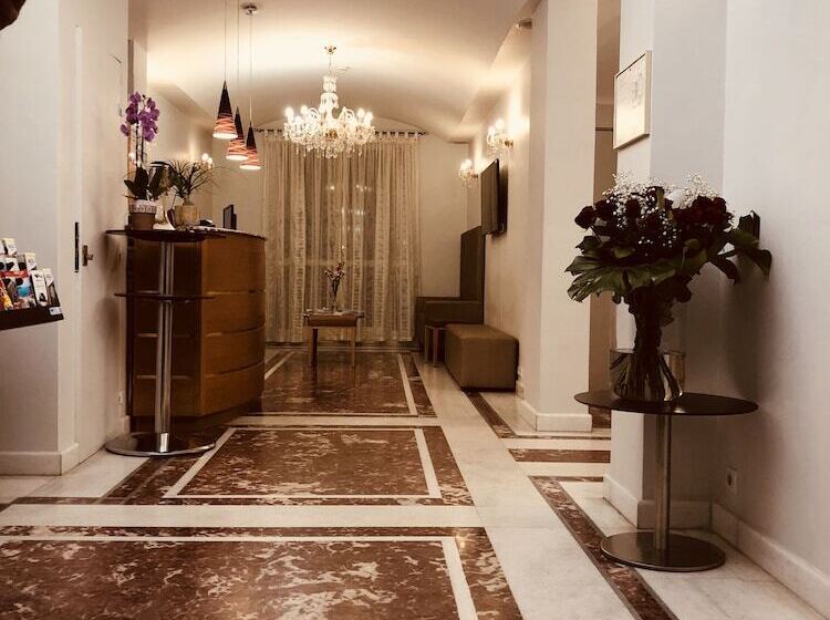 هتل Little Palace