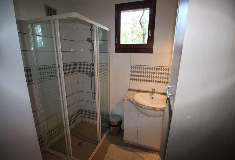 بنسيون Domaine La Fontaine Du Cade