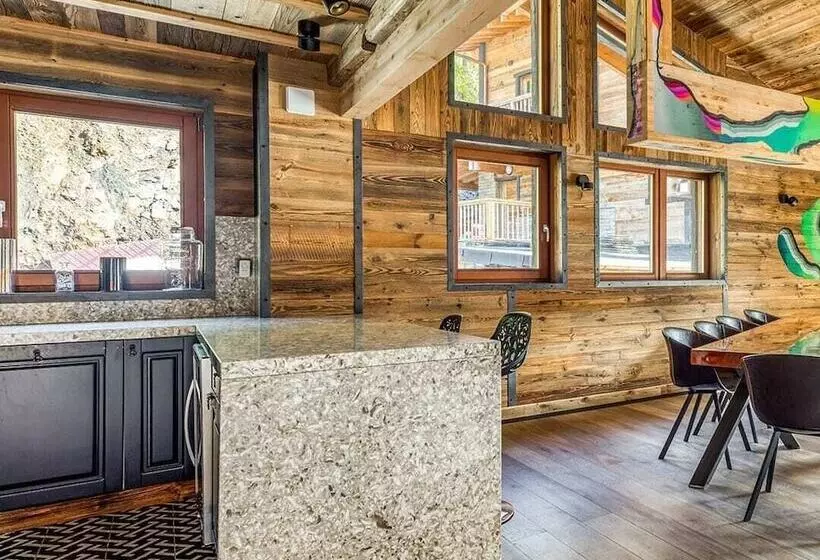 Majatalo Chalet Raven Co Living