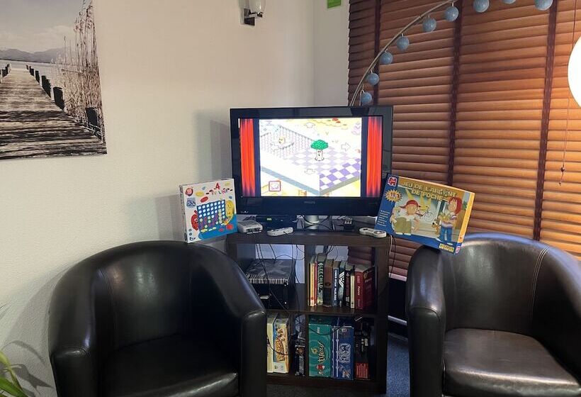 هتل Kyriad Direct Marseille Est  La Valentine