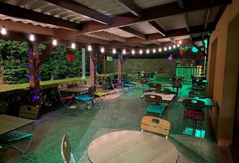 호텔 Kyriad Aéroport Marseille