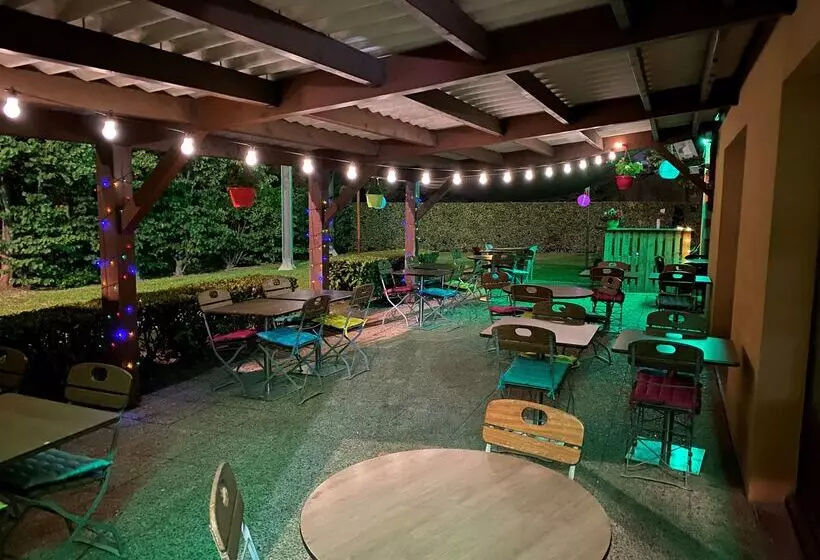 ホテル Kyriad Aéroport Marseille