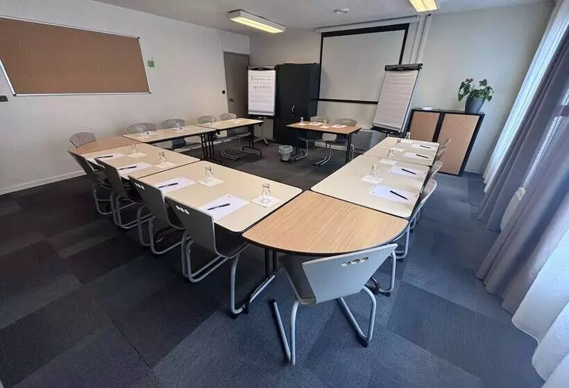 ホテル Kyriad Aéroport Marseille