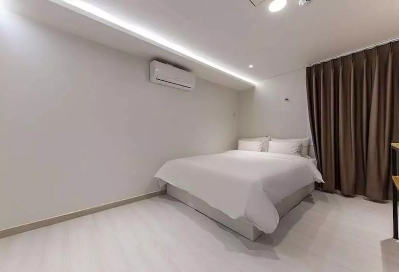 1962 Business Hotel Chuncheon Branch