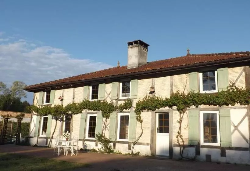 Aamiaismajoitus (B&B) La Résinière De Pirique