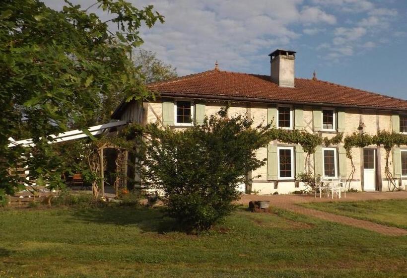 住宿加早餐  La Résinière De Pirique