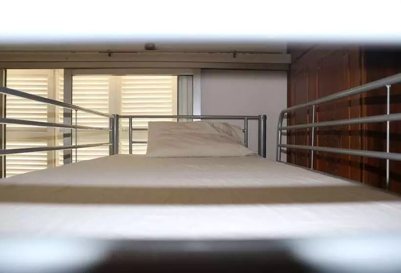 Costas Hostel Action 2