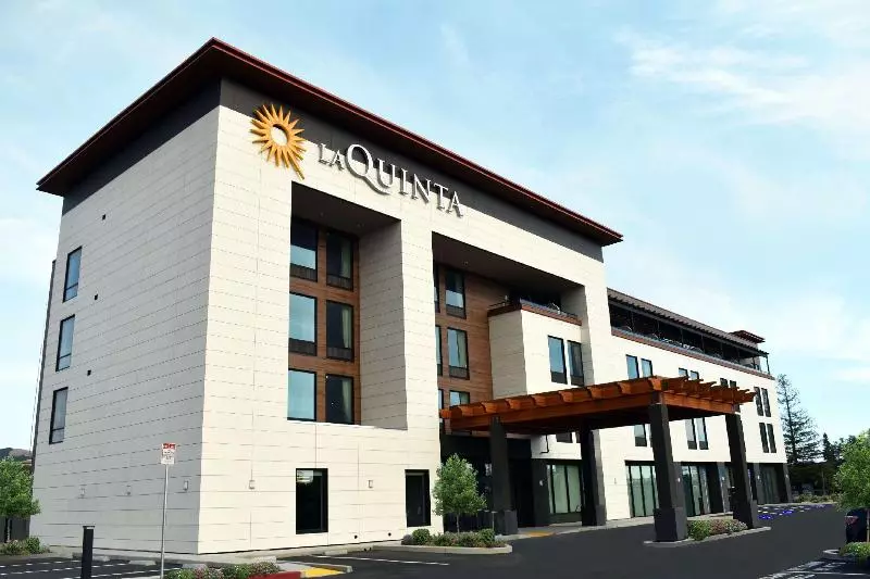 ホテル La Quinta Inn & Suites By Wyndham Santa Rosa Sonoma