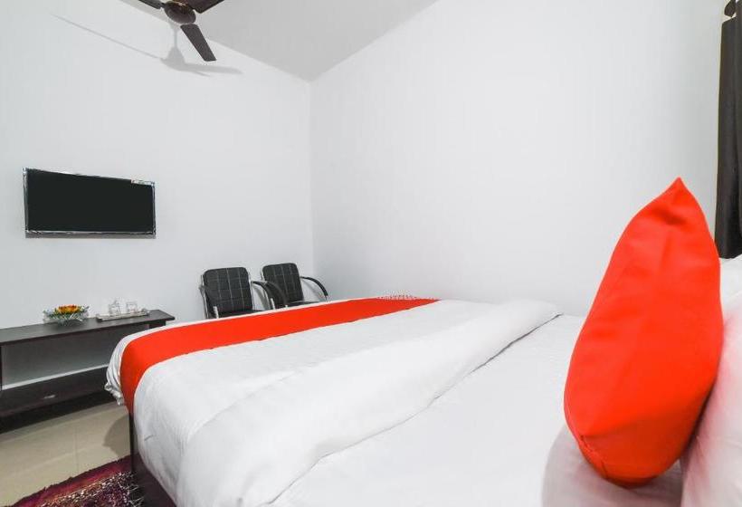 호텔 Oyo 70200 Aliza Villa 1