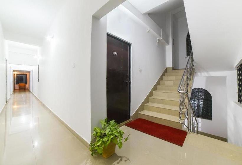 호텔 Oyo 70200 Aliza Villa 1