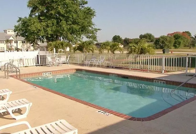 هتل Roland And Mary Ann Martin Resort