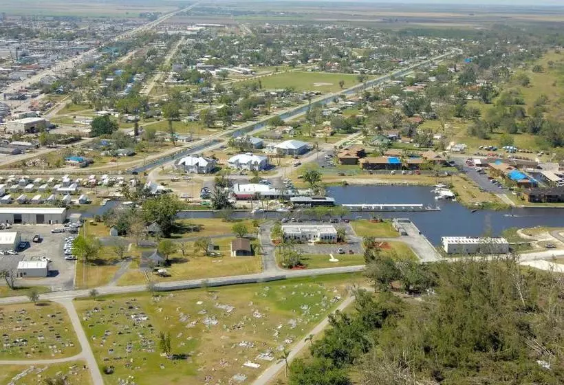 هتل Roland And Mary Ann Martin Resort