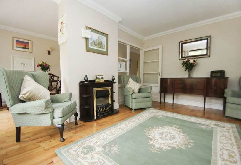 Dean Court Bungalow Parking By Brighton Holiday Lets