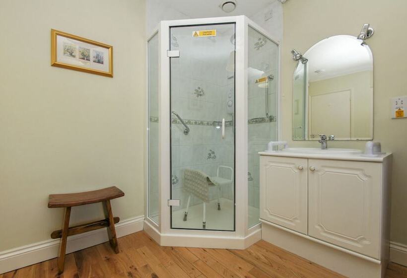 Dean Court Bungalow Parking By Brighton Holiday Lets