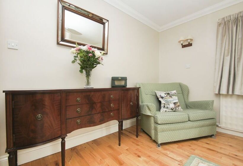 Dean Court Bungalow Parking By Brighton Holiday Lets
