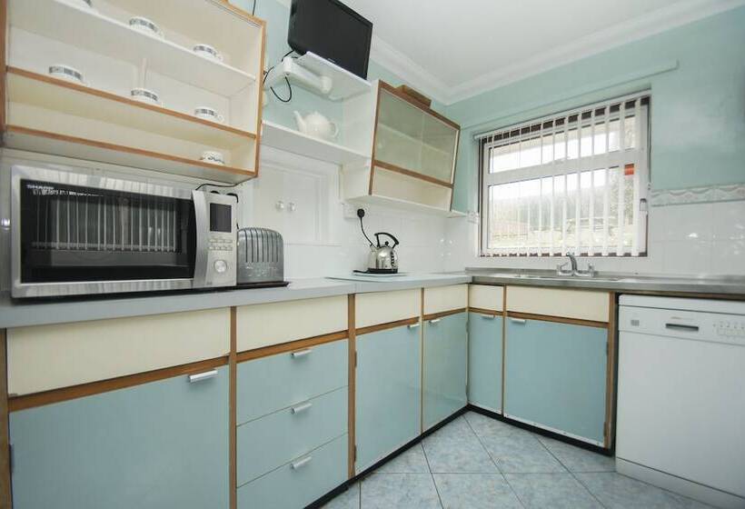 Dean Court Bungalow Parking By Brighton Holiday Lets