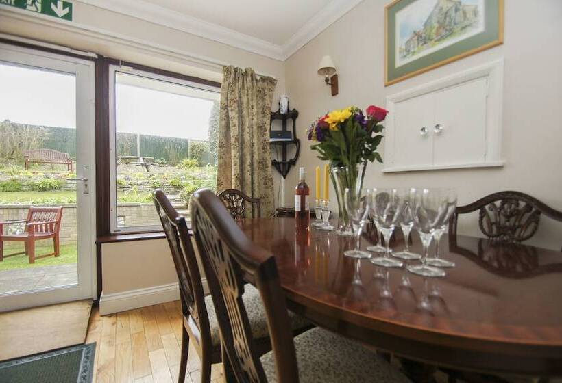 Dean Court Bungalow Parking By Brighton Holiday Lets
