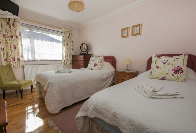 Dean Court Bungalow Parking By Brighton Holiday Lets