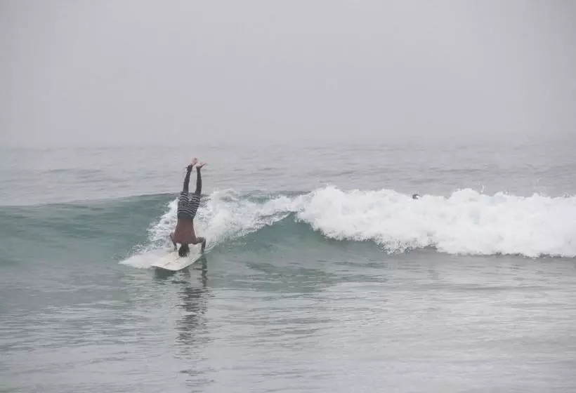 هتل Abia Surf Camp