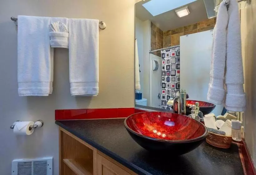 Tyee Lodge Bed And Breakfast