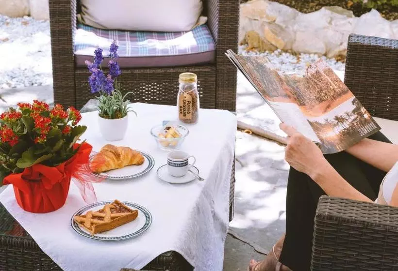 تختخواب و صبحانه La Petite Maison