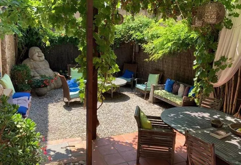 تختخواب و صبحانه Little Vine