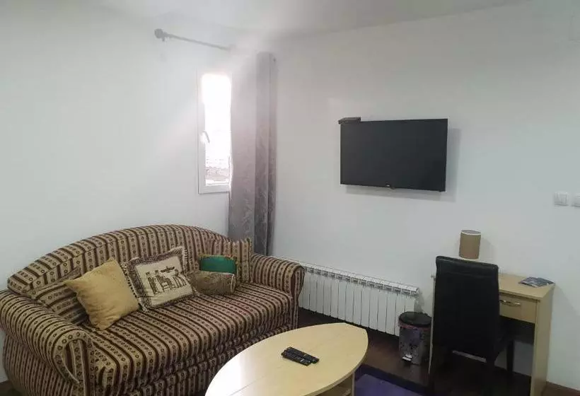 پانسیون Apartments And Rooms L E F T River Belgrade