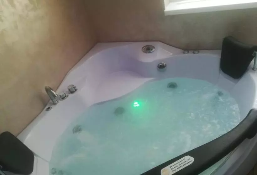 پانسیون Jacuzzi Room