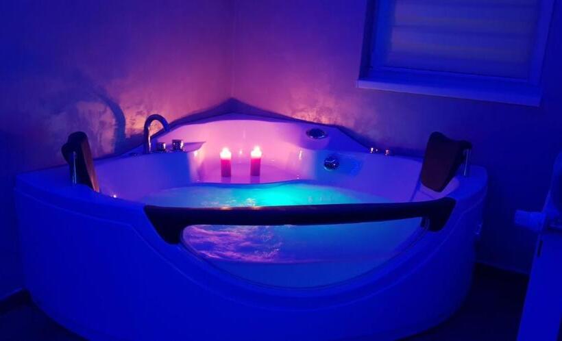 پانسیون Jacuzzi Room