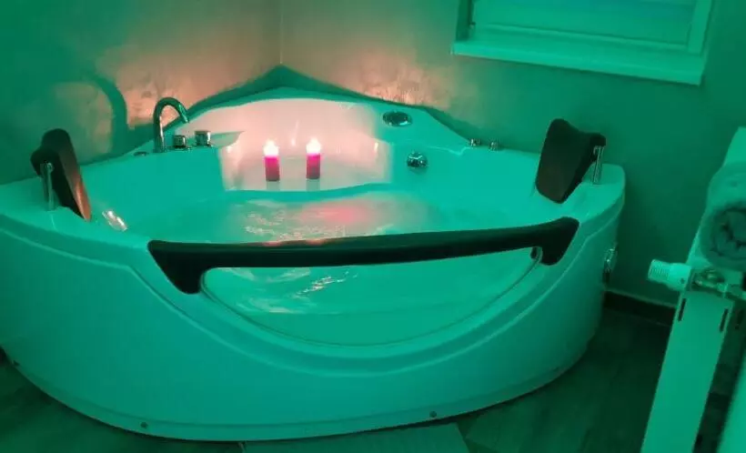 پانسیون Jacuzzi Room