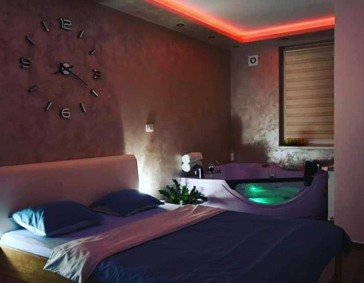 پانسیون Jacuzzi Room