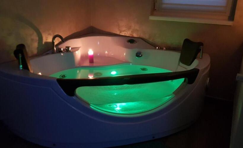 پانسیون Jacuzzi Room