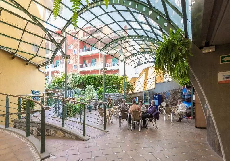 Apartamentos La Carabela